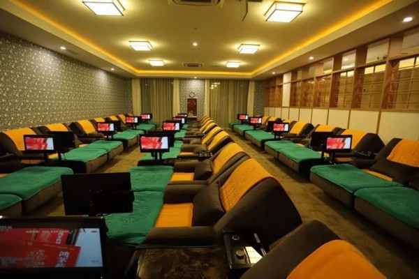 成都休闲生活新风尚：公园里喝茶掏耳朵，享受悠闲时光